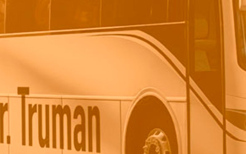 ¿Qué errores comunes debo evitar al contratar publicidad en autobuses?